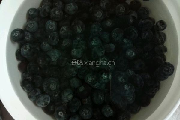 蓝莓酱的做法图解1