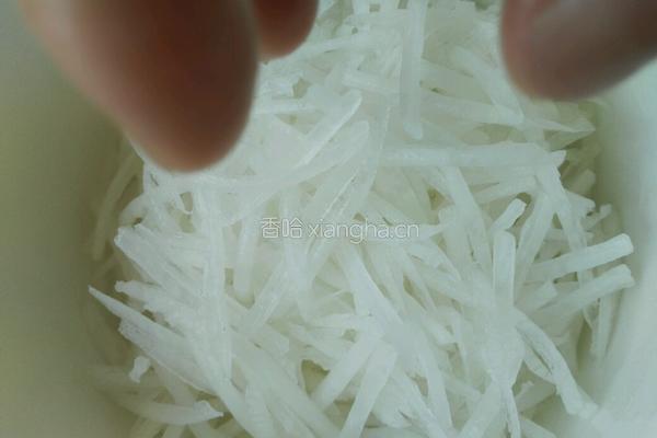 泡椒萝卜丝的做法图解2