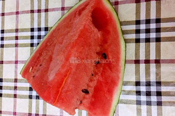 西瓜葡萄干冰棍的做法图解1