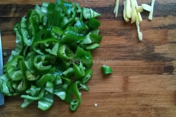 鸡翅膀炒青椒的做法图解2