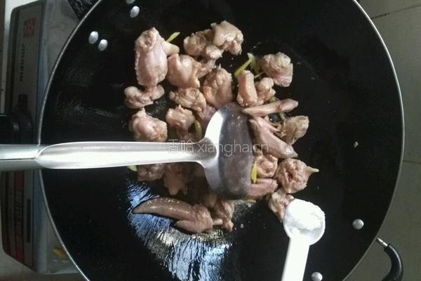 鸡翅膀炒青椒的做法图解3