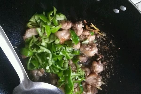 鸡翅膀炒青椒的做法图解4