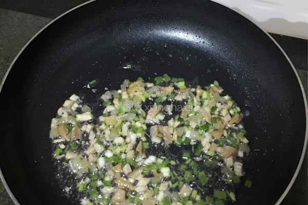 彩椒咸肉香菇炒饭的做法图解2