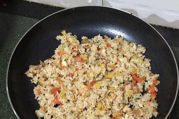 彩椒咸肉香菇炒饭的做法图解6