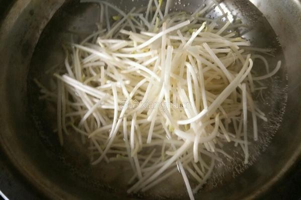 腊味豆芽卷的做法图解3