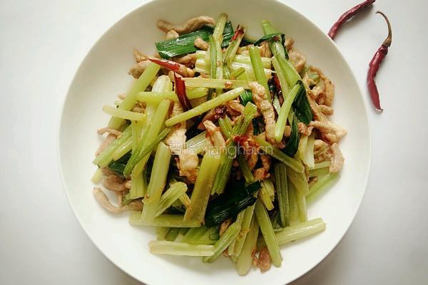 芹菜炒肉的做法图解11