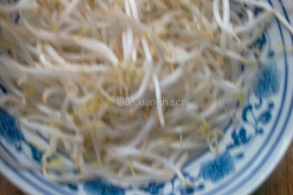 圣女果伴绿豆芽的做法图解1