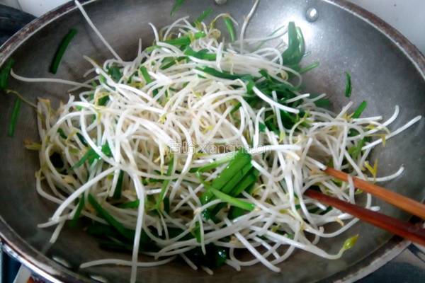 清炒韭菜绿豆芽的做法图解4