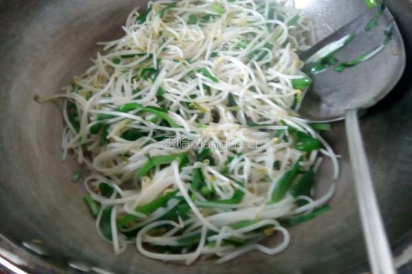 清炒韭菜绿豆芽的做法图解5