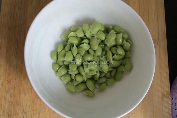 鸡腿烧毛豆的做法图解2