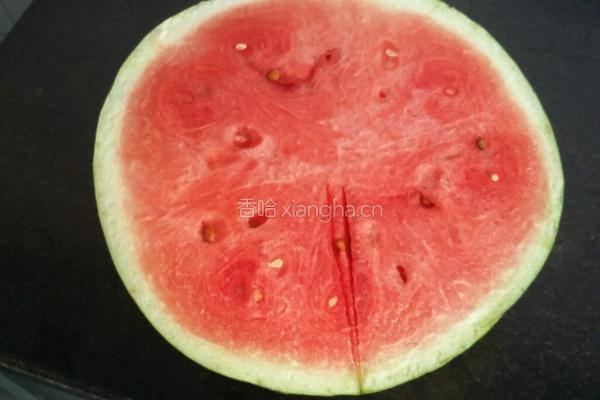 榨西瓜汁的做法图解2