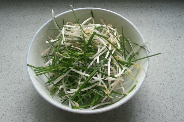 绿豆芽炒面的做法图解2