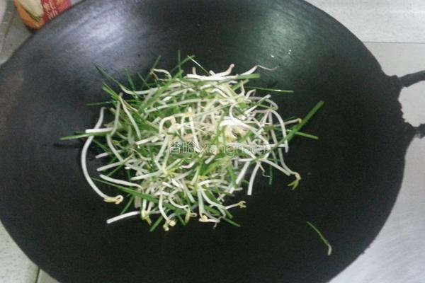 绿豆芽炒面的做法图解4