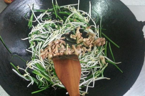 绿豆芽炒面的做法图解5