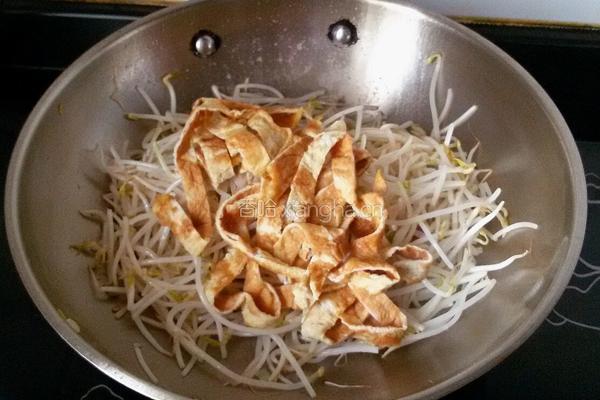 绿豆芽炒蛋皮的做法图解11