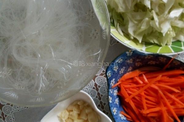 卷心菜炒粉丝的做法图解1