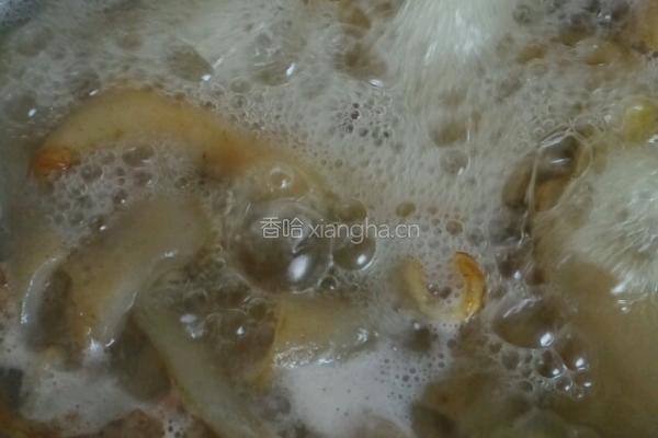泡菜炒猪皮的做法图解2