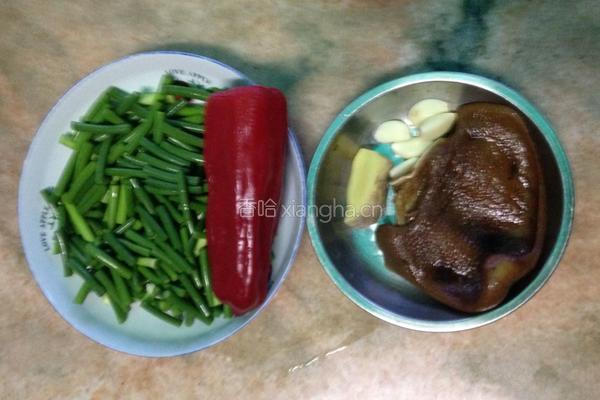 蒜苔炒卤猪耳的做法图解2