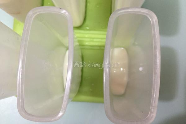 哈密瓜酸奶冰棒的做法图解3