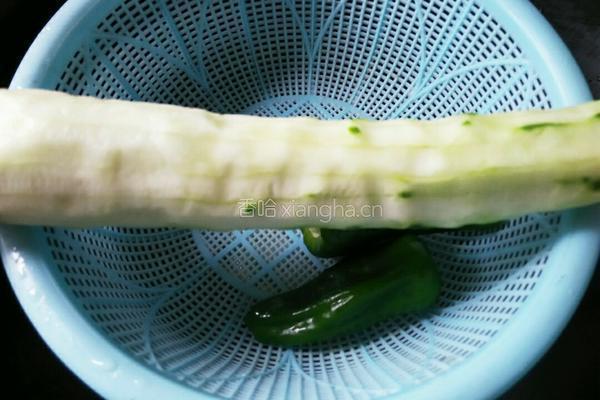 剁椒炒黄瓜的做法图解1