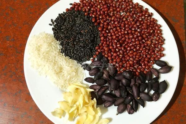 红豆黑米粥的做法图解1