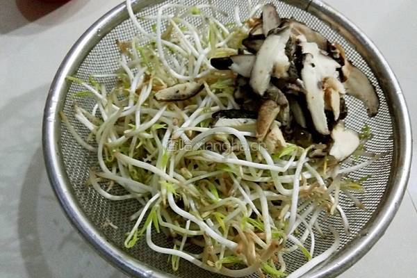 香菇绿豆芽的做法图解1