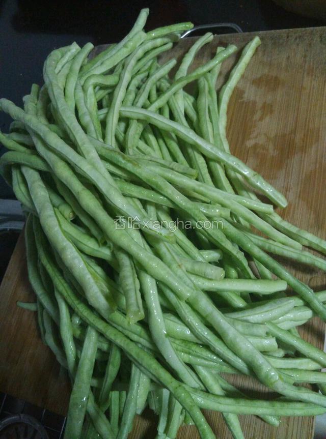 豆角洗净控干水。