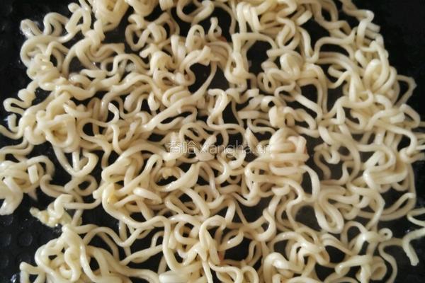 西红杮鸡蛋面条饼的做法图解3