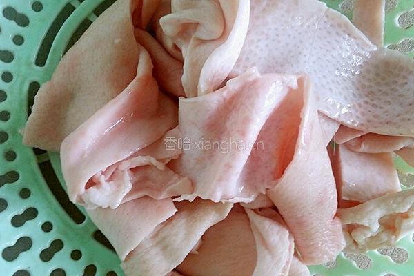 双椒炒肉皮的做法图解1