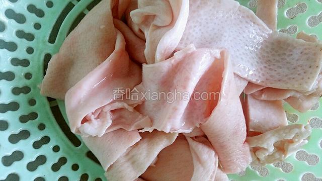 把肉皮上的毛和脂肪处理干净·再清洗干净