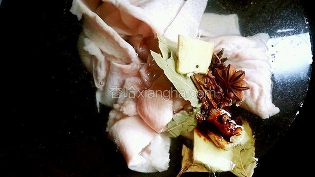 锅内加适量的水把肉皮·花椒·桂皮·生姜·八角和香叶放入锅内，再加适量的盐煮制十分钟