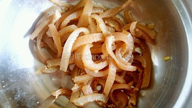 把放凉的肉皮切筷子粗细的条