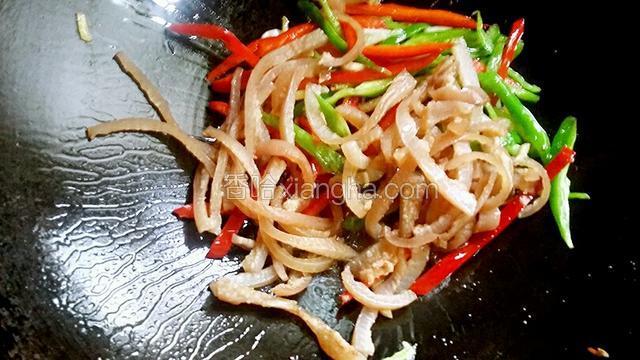 把肉皮倒入锅内炒均匀