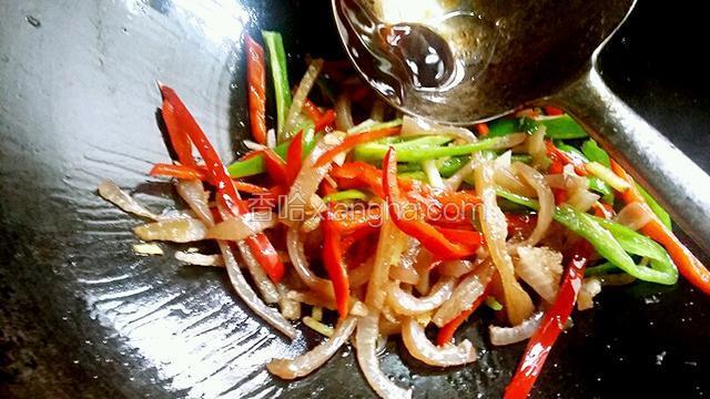 加5克耗油炒均出锅装盘，撒少许芝麻就Ok了