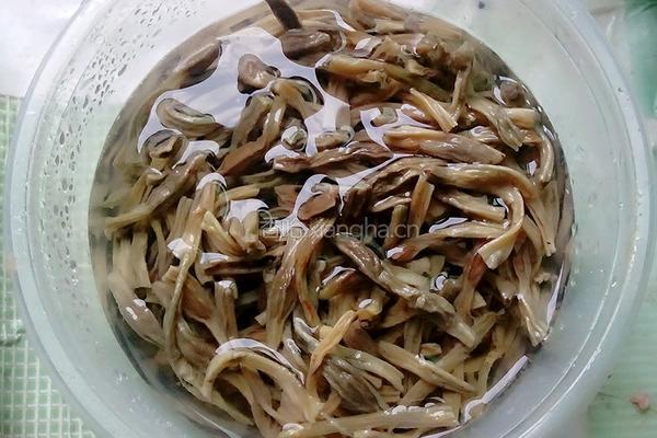 干豇豆炒五花肉的做法图解1