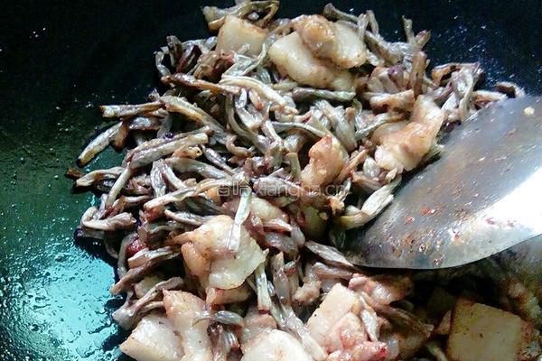 干豇豆炒五花肉的做法图解7