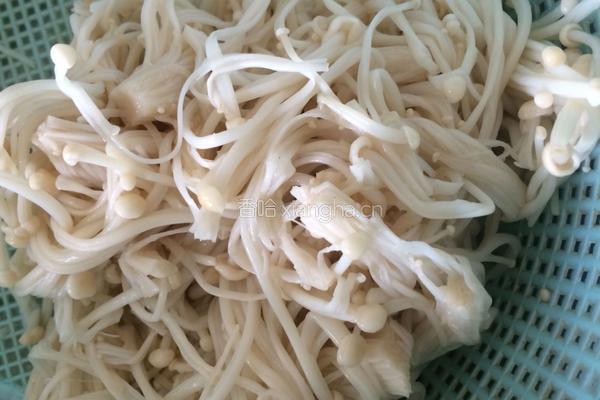 金针菇炒洋葱的做法图解1