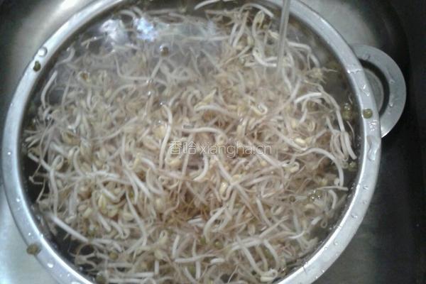 凉拌绿豆芽的做法图解1