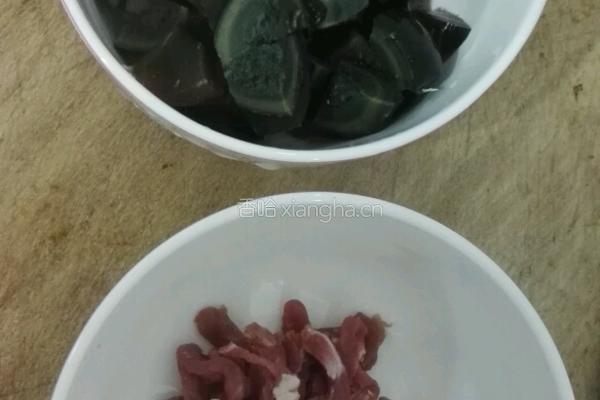 皮蛋瘦肉粥的做法图解2
