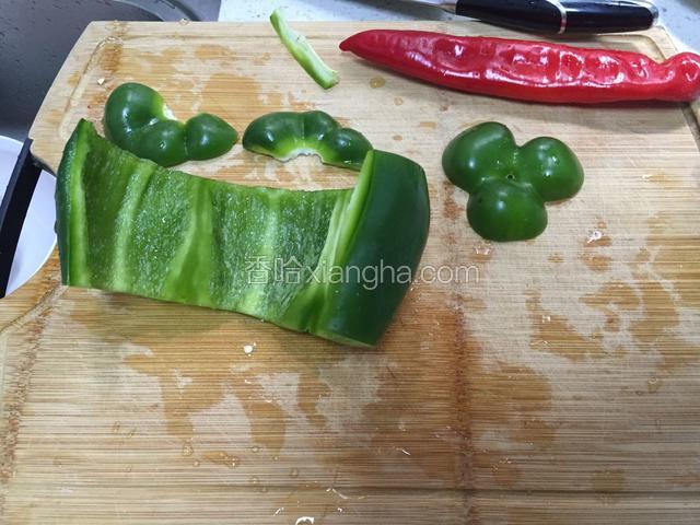 先把菜椒两头切下来，然后中部分切成条状