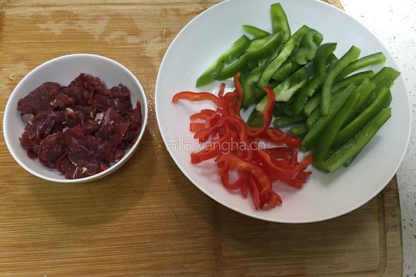 彩椒炒牛肉的做法图解2
