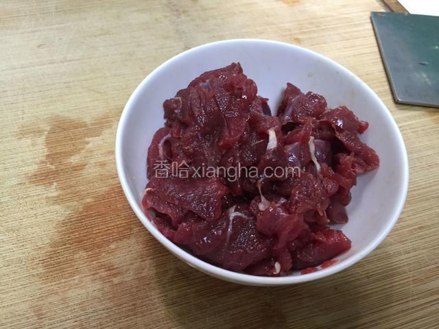 牛肉加入盐腌制片刻
