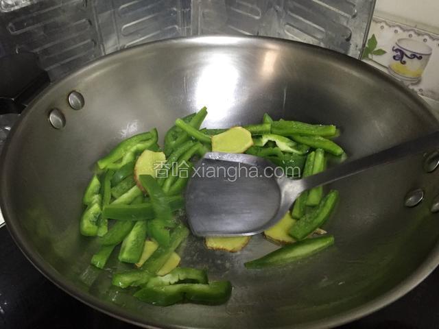倒入青椒翻炒片刻