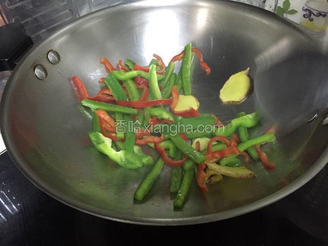 然后倒入红椒一起翻炒