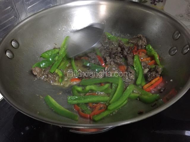 待菜椒快熟的时候倒入牛肉一起翻炒，加入盐、料酒、勾欠炒匀即可。