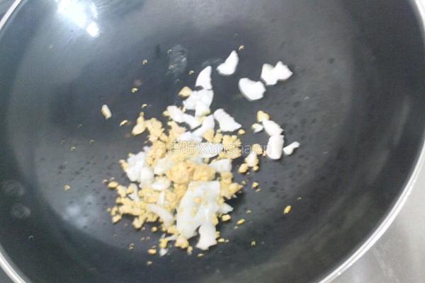 红油辣椒豆瓣酱凉拌鸡蛋蛋的做法图解3