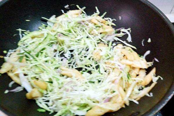  卷心菜炒油条的做法图解7