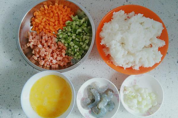 什锦虾仁炒饭的做法图解1