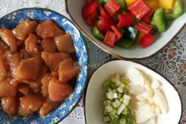彩椒炒鸡丁的做法图解1