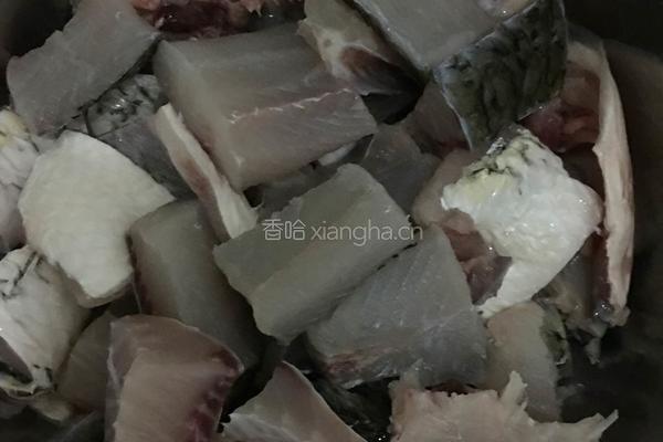 黄豆芽炖香辣鱼的做法图解1